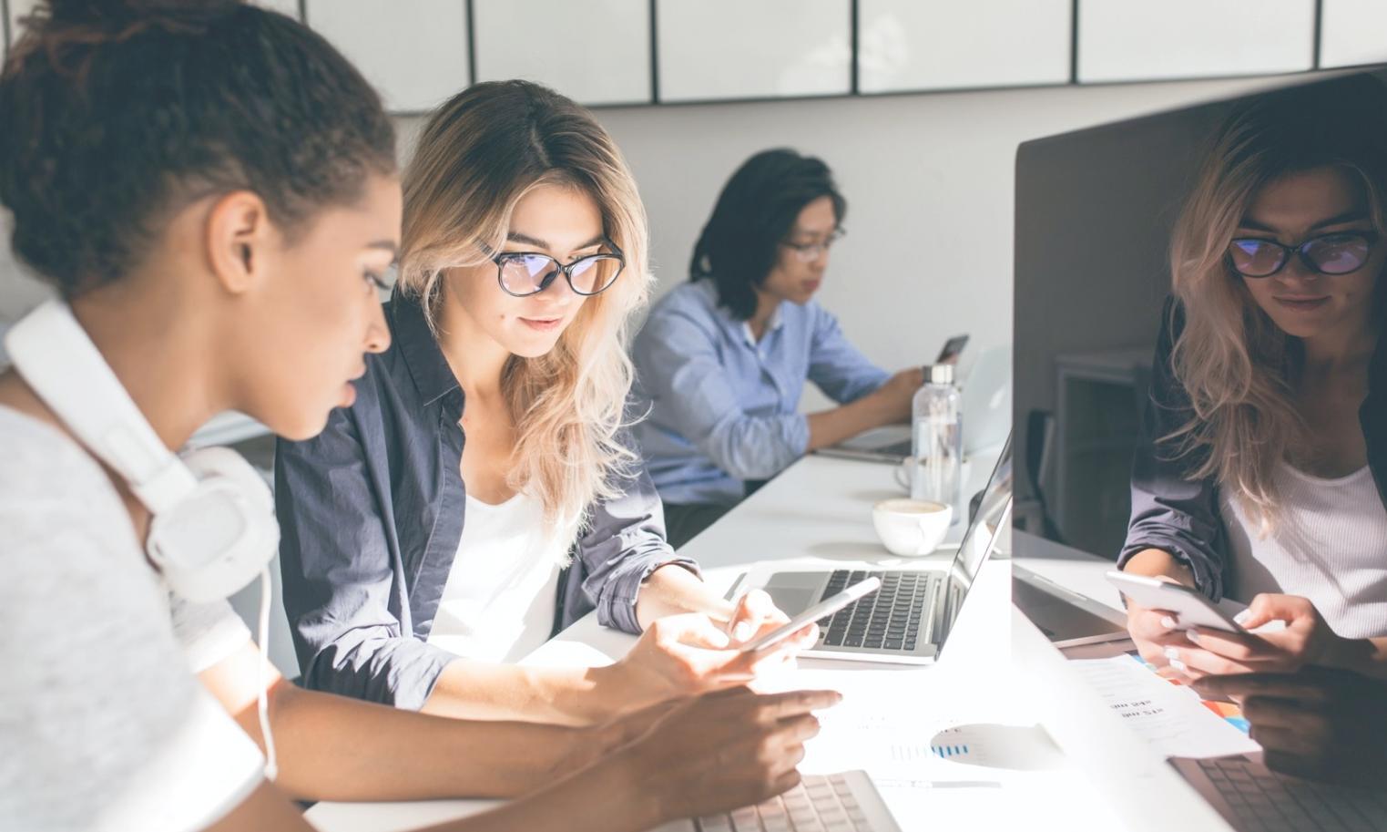 Teilnehmer arbeiten gemeinsam an Finanzanalysen während einer Workshop-Session