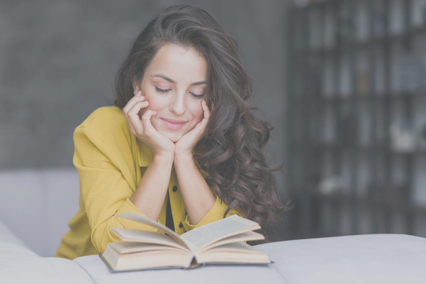 Arbeitsplatz mit Finanzkalkulationen und Strategiedokumenten