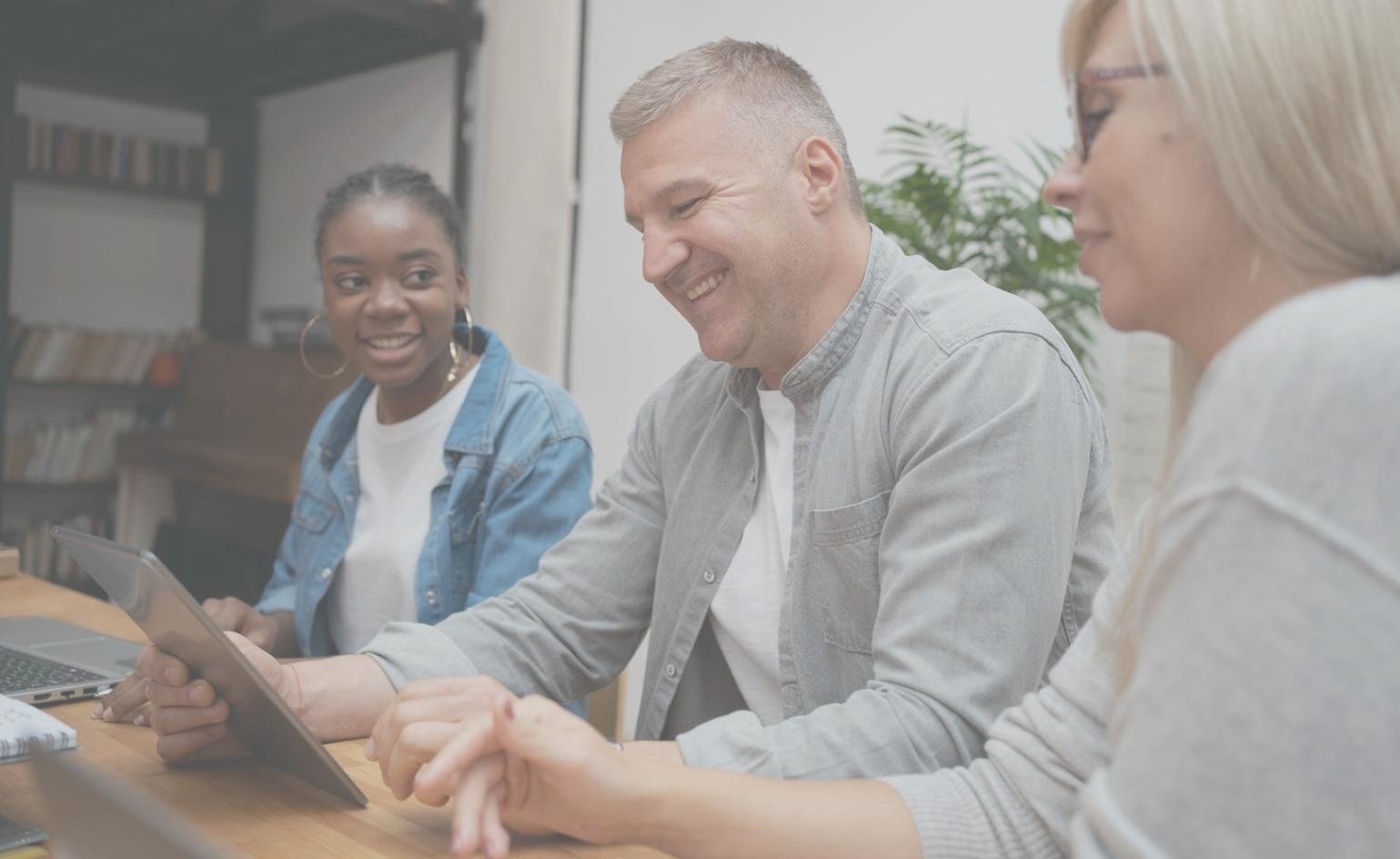 Finanzanalyse Arbeitsplatz mit Berichten und Laptop